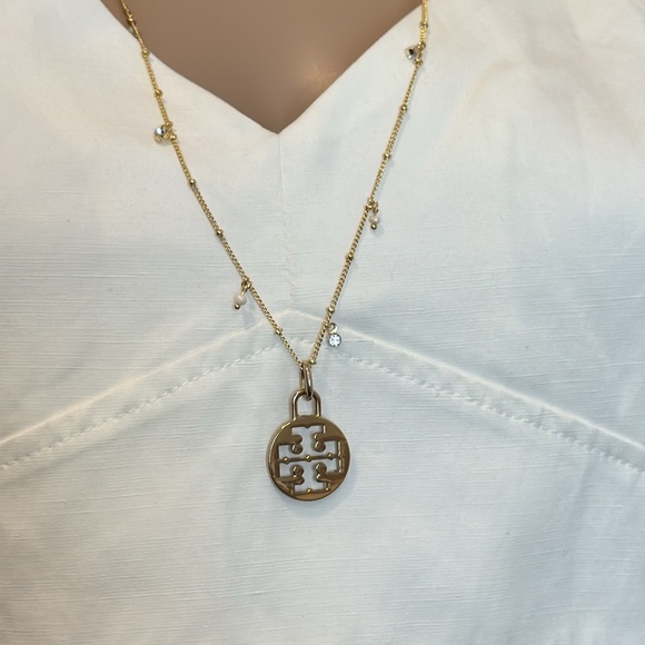 NEW✨Necklace with Tory Burch Round charm - Picture 9 of 9